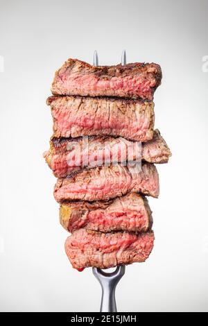 Steak auf EINER Fleischgabel Stockfoto