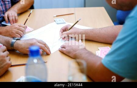 Nahaufnahme der Karten in den Händen Stockfoto