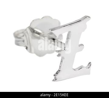 Silber Alphabet Ohrring entworfen von Wendy Brandes fotografiert auf einem Weißer Hintergrund Stockfoto