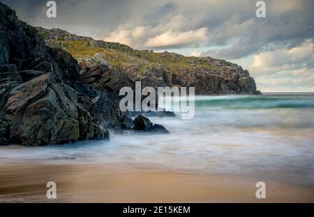 Isle of Lewis und Harris, Schottland: Wellen am Ufer des Dail Mor (Dalmore) Strandes auf der Nordseite von Lewis Island Stockfoto