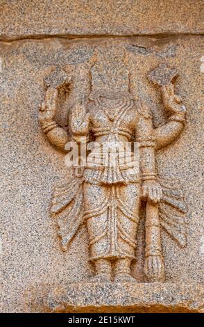 Hampi, Karnataka, Indien - 4. November 2013: Hazara Rama Tempel. Nahaufnahme beigefarbener Steinskulpturen von enthaupteten Vishnu. Stockfoto