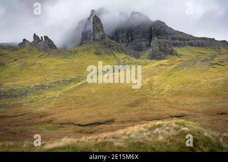 Isle of Skye, Schottland: Alter Mann von Storr. Gipfel des Totternischen Grats, in einem Lichtung Sturm Stockfoto