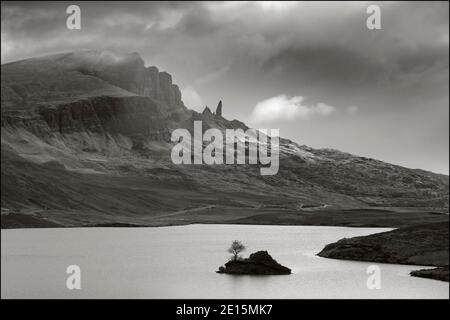 Isle of Skye, Schottland: Old man of Storr & Gipfel des Totternish Ridge Turm über dem See Fada in einem Lichtung Sturm Stockfoto