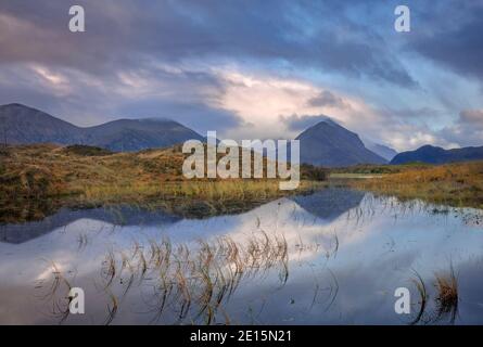 Isle of Skye, Schottland: Morgenwolken, die sich über den Cuillin Bergen mit Reflexionen in einem Teich bei Sligachan klären Stockfoto