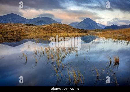 Isle of Skye, Schottland: Morgenwolken, die sich über den Cuillin Bergen mit Reflexionen in einem Teich bei Sligachan klären Stockfoto