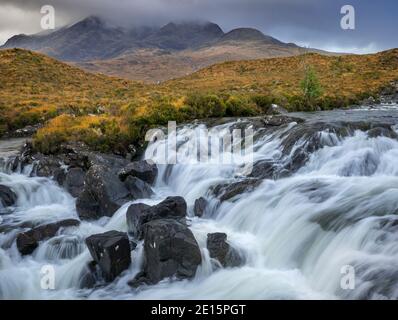 Isle of Skye, Schottland: Rauschende Gewässer des Flusses Sligachan, Black Cuillin Mountains im Hintergrund Stockfoto