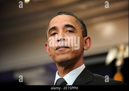 Präsident Barack Obama gibt eine Erklärung ab, nachdem er am 6. April 2011 in Washington, DC mit dem Sprecher John Boehner und dem Mehrheitsführer des Senats Harry Reid im Weißen Haus zusammenkam. Präsident Obama lud den Sprecher John Boehner und den Mehrheitsführer des Senats, Harry Reid, zu einer späten Sitzung am Mittwochabend ein, um laufende Verhandlungen über eine Finanzierungsrechnung zu diskutieren, die uns durch das Ende des Haushaltsjahres bringen soll. Foto von Olivier Douliery/ABACAPRESS.COM Stockfoto