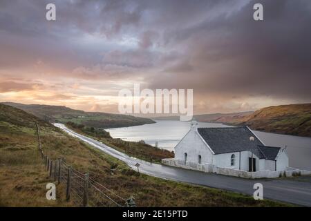 Carbost, Isle of Skye, Schottland: Kirche und Lichtung Sturm in der Dämmerung, Loch Harport Stockfoto