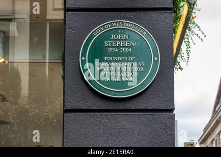 Eine grüne Plakette in der Carnaby Street erinnert an John Stephen. Stockfoto