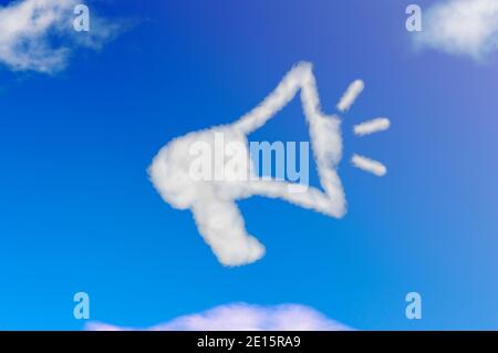 Wolkenform des Megaphons mit einem Freund empfehlen Konzept auf blauem Himmel. Stockfoto