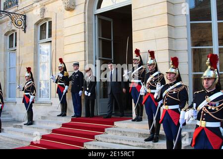 Der französische Premierminister Francois Fillon empfängt den serbischen Präsidenten Boris Tadic am 7. April 2011 im Matignon Hotel in Paris. Foto von David Fritz/ABACAPRESS.COM Stockfoto