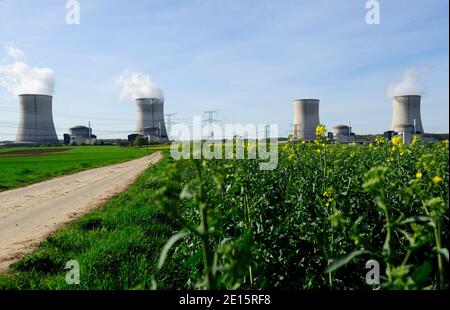 Allgemeine Ansicht des Kernkraftwerks Cattenom, in Cattenom, im Nordosten Frankreichs am 7. April 2011. Der Standort besteht aus 4 Druckwasserreaktoren, die alle zwischen 1979 und 1991 gebaut wurden und eine elektrische Leistung von je 1300 MW haben. Das Werk beschäftigt rund 1,200 reguläre Mitarbeiter und rund 1,000 weitere während der Stillstandszeiten. Foto von Sebastien Maillard/ABACAPRESS.COM Stockfoto