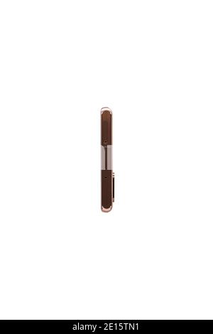 Surgut, Chanty-Mansiyskiy avtonomnyy okrug, Russland - 27. Dezember 2020: Samsung Galaxy Note 20 Bronze. Ansicht des Gehäuseendes mit einem Loch zum Formatieren des Rücksetzens und einem Steckplatz für eine SIM-Karte. Stockfoto