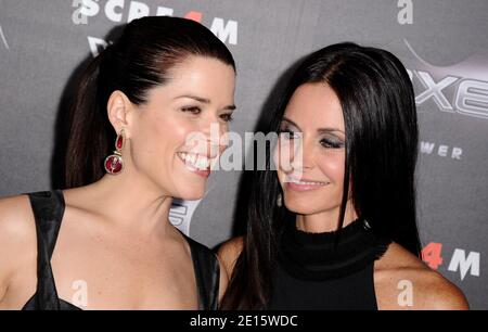 Courteney Cox und Neve Campbell besuchen am 11. April 2011 die Premiere von 'Scream 4' der Weinstein Company im Chinese Theatre in Los Angeles, CA, USA. Foto von Lionel Hahn/ABACAPRESS.COM Stockfoto