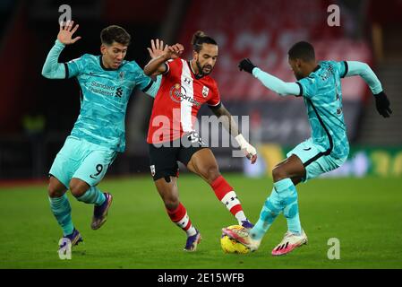 Southampton's Theo Walcott (Mitte) kämpft mit Liverpools Roberto Firmino (links) und Georginio Wijnaldum während des Premier League-Spiels im St Mary's Stadium, Southampton. Stockfoto