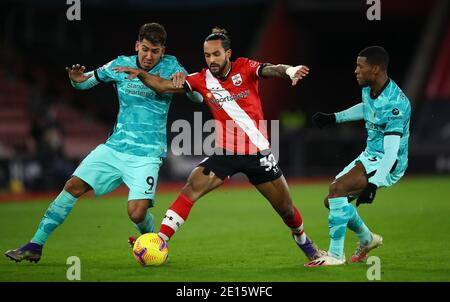 Southampton's Theo Walcott (Mitte) kämpft mit Liverpools Roberto Firmino (links) und Georginio Wijnaldum während des Premier League-Spiels im St Mary's Stadium, Southampton. Stockfoto
