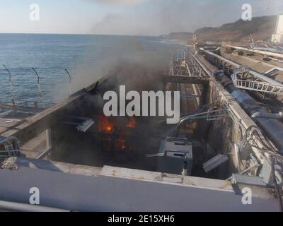 Ein kleines Feuer bricht aus Anlagen aus, die Meerwasser probenahmen, die sich wenige Dutzend Meter von Einheit 4 im durch den Tsunami verkrüppelten Kernkraftwerk Fukushima Dai-ichi in Okumamachi, Präfektur Fukushima, Nordostjapan, am Dienstagmorgen, 12. April 2011, befinden. Das Feuer wurde bald ausgemerdet und die laufenden Kühlvorgänge an den Hauptanlagen wurden nach Angaben von TEPCO nicht beeinträchtigt. Foto über ABACAPRESS.COM aushändigen Stockfoto