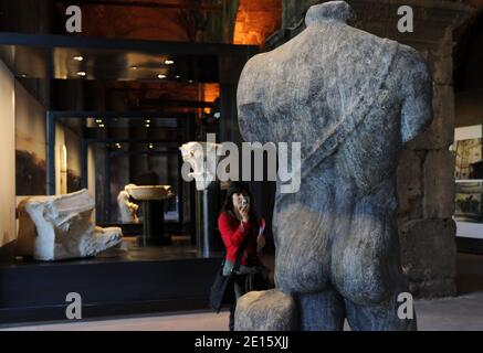 Männliche Statue , von Anzio, ist in der Ausstellung "Nerone" abgebildet, die das Leben und die dunklen Legenden des Kaisers Nero (37-68 n. Chr.) untersucht, die in Rom, Italien am 12. April 2011 über fünf verschiedene Wahrzeichen der alten kaiserlichen Hauptstadt eröffnet. Nero war im Laufe der Geschichte berüchtigt für Tyrannei, Extravaganz, kaltblütigen Mord und grausame Verfolgung von Christen. Römische Historiker beschuldigten ihn, seine Mutter, seinen Stiefbruder und zwei Frauen getötet zu haben, und Christen nachts in seinem Garten für Feuerlicht verbrannt zu haben. Er war bekannt als der Kaiser, der 'während Rom brannte' fiddled, obwohl fiddles weren?t Stockfoto