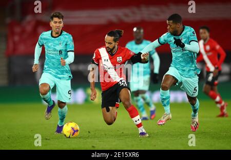Southampton's Theo Walcott (Mitte) kämpft mit Liverpools Roberto Firmino (links) und Georginio Wijnaldum während des Premier League-Spiels im St Mary's Stadium, Southampton. Stockfoto