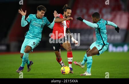 Southampton's Theo Walcott (Mitte) kämpft mit Liverpools Roberto Firmino (links) und Georginio Wijnaldum während des Premier League-Spiels im St Mary's Stadium, Southampton. Stockfoto
