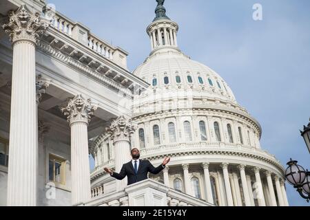 Washington, Vereinigte Staaten Von Amerika. Januar 2021. Der Repräsentant der Vereinigten Staaten, Byron Donalds (Republikaner von Florida), posiert für ein persönliches Foto, nachdem er sich anderen Neulingen des GOP-Kongresses für ein formelles Gruppenfoto auf den East Front Steps des US-Kapitols in Washington, DC, Montag, 4. Januar 2021 angeschlossen hat. Quelle: Rod Lampey/CNP Credit: dpa/Alamy Live News Stockfoto