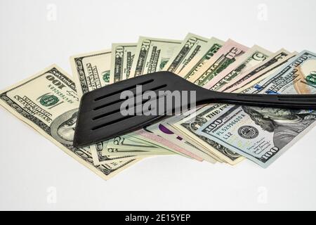 Schwarzer Kunststoff Küchenspatel auf amerikanischen Dollar Stockfoto