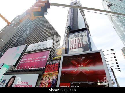 Eine Plakatwand im Times Square wirbt für die kommende Saison von X-Factor, die Auditions heute in Newark, New Jersey statt. Die Show wird von Executive Producer Simon Cowell in die USA gebracht. In New York City, NY, USA am 14. April 2011. Foto von Elizabeth Pantaleo/ABACAPRESS.COM Stockfoto