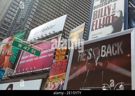 Eine Plakatwand im Times Square wirbt für die kommende Saison von X-Factor, die Auditions heute in Newark, New Jersey statt. Die Show wird von Executive Producer Simon Cowell in die USA gebracht. In New York City, NY, USA am 14. April 2011. Foto von Elizabeth Pantaleo/ABACAPRESS.COM Stockfoto