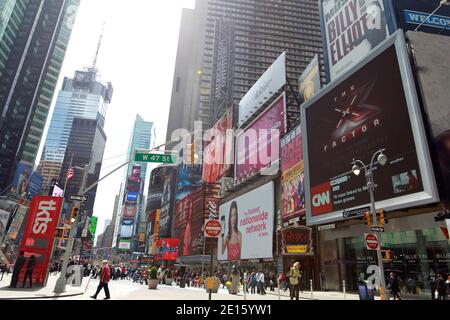 Eine Plakatwand im Times Square wirbt für die kommende Saison von X-Factor, die Auditions heute in Newark, New Jersey statt. Die Show wird von Executive Producer Simon Cowell in die USA gebracht. In New York City, NY, USA am 14. April 2011. Foto von Elizabeth Pantaleo/ABACAPRESS.COM Stockfoto