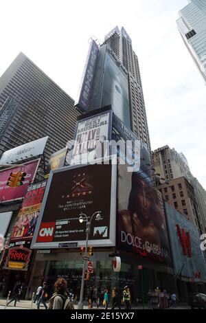 Eine Plakatwand im Times Square wirbt für die kommende Saison von X-Factor, die Auditions heute in Newark, New Jersey statt. Die Show wird von Executive Producer Simon Cowell in die USA gebracht. In New York City, NY, USA am 14. April 2011. Foto von Elizabeth Pantaleo/ABACAPRESS.COM Stockfoto