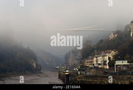 UK Wetter.Bristol.Clifton Hängebrücke bedeckt in der Mitte des Morgens dichten Nebel Als die Sonne versucht, durch die Produktion eines goldenen zu brechen Leuchten auf den Häusern Stockfoto