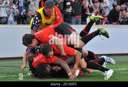 Paul Sackey feiert seinen Versuch mit seinen Teamkollegen beim Top 14 Rugby Spiel, SRC Toulon gegen Stade Toulousain, im Veledrome Stadium, Marseille, Frankreich, am 16. April 2011. Toulon gewann 21:9. Foto von Christian Liewig/ABACAPRESS.COM Stockfoto