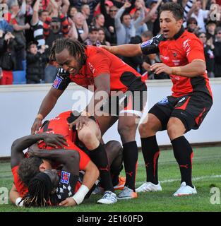 Paul Sackey feiert seinen Versuch mit seinen Teamkollegen beim Top 14 Rugby Spiel, SRC Toulon gegen Stade Toulousain, im Veledrome Stadium, Marseille, Frankreich, am 16. April 2011. Toulon gewann 21:9. Foto von Christian Liewig/ABACAPRESS.COM Stockfoto