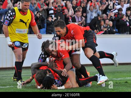 Paul Sackey feiert seinen Versuch mit seinen Teamkollegen beim Top 14 Rugby Spiel, SRC Toulon gegen Stade Toulousain, im Veledrome Stadium, Marseille, Frankreich, am 16. April 2011. Toulon gewann 21:9. Foto von Christian Liewig/ABACAPRESS.COM Stockfoto