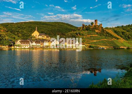 Panoramablick auf Schloss Metternich an der Mosel, Deutschland. Stockfoto