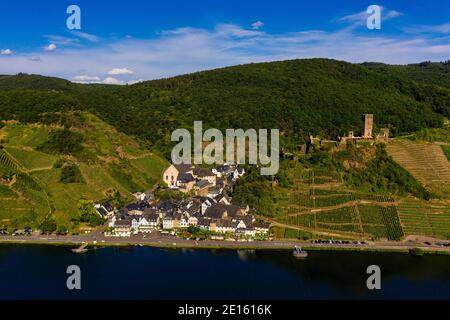 Panoramablick vom gegenüberliegenden, linken Moselufer auf Beilstein mit Schloss Metternich, Deutschland. Drohnenfotografie. Stockfoto