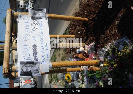 Photo de l'endroit Pry a Chelles, seine et Marne, France le 18 avril 2011 avant la marche silencieuse organizee devant l'emplacement de l'abrii de Bus ou un automobiliste a percute le 16 Avril des Gens et provque la mort de trois personnes, dont Alexandra, 28 ans, et sa fille Chaina, 2 ans, et l'oncle de l'enfant qui attendaient. Le chauffard, un homme age de 44 ans, etait en etat d'ebriete au Moment des faits et conduisait sans permis. Photo Mousse/ABACAPRESS.COM Stockfoto