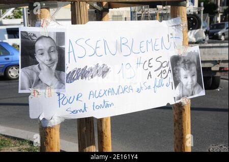 Photo de l'endroit Pry a Chelles, seine et Marne, France le 18 avril 2011 avant la marche silencieuse organizee devant l'emplacement de l'abrii de Bus ou un automobiliste a percute le 16 Avril des Gens et provque la mort de trois personnes, dont Alexandra, 28 ans, et sa fille Chaina, 2 ans, et l'oncle de l'enfant qui attendaient. Le chauffard, un homme age de 44 ans, etait en etat d'ebriete au Moment des faits et conduisait sans permis. Photo Mousse/ABACAPRESS.COM Stockfoto