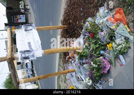 Photo de l'endroit Pry a Chelles, seine et Marne, France le 18 avril 2011 avant la marche silencieuse organizee devant l'emplacement de l'abrii de Bus ou un automobiliste a percute le 16 Avril des Gens et provque la mort de trois personnes, dont Alexandra, 28 ans, et sa fille Chaina, 2 ans, et l'oncle de l'enfant qui attendaient. Le chauffard, un homme age de 44 ans, etait en etat d'ebriete au Moment des faits et conduisait sans permis. Photo Mousse/ABACAPRESS.COM Stockfoto