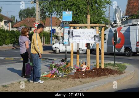 Photo de l'endroit Pry a Chelles, seine et Marne, France le 18 avril 2011 avant la marche silencieuse organizee devant l'emplacement de l'abrii de Bus ou un automobiliste a percute le 16 Avril des Gens et provque la mort de trois personnes, dont Alexandra, 28 ans, et sa fille Chaina, 2 ans, et l'oncle de l'enfant qui attendaient. Le chauffard, un homme age de 44 ans, etait en etat d'ebriete au Moment des faits et conduisait sans permis. Photo Mousse/ABACAPRESS.COM Stockfoto