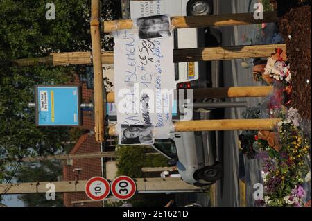 Photo de l'endroit Pry a Chelles, seine et Marne, France le 18 avril 2011 avant la marche silencieuse organizee devant l'emplacement de l'abrii de Bus ou un automobiliste a percute le 16 Avril des Gens et provque la mort de trois personnes, dont Alexandra, 28 ans, et sa fille Chaina, 2 ans, et l'oncle de l'enfant qui attendaient. Le chauffard, un homme age de 44 ans, etait en etat d'ebriete au Moment des faits et conduisait sans permis. Photo Mousse/ABACAPRESS.COM Stockfoto