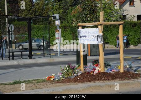 Photo de l'endroit Pry a Chelles, seine et Marne, France le 18 avril 2011 avant la marche silencieuse organizee devant l'emplacement de l'abrii de Bus ou un automobiliste a percute le 16 Avril des Gens et provque la mort de trois personnes, dont Alexandra, 28 ans, et sa fille Chaina, 2 ans, et l'oncle de l'enfant qui attendaient. Le chauffard, un homme age de 44 ans, etait en etat d'ebriete au Moment des faits et conduisait sans permis. Photo Mousse/ABACAPRESS.COM Stockfoto