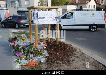 Photo de l'endroit Pry a Chelles, seine et Marne, France le 18 avril 2011 avant la marche silencieuse organizee devant l'emplacement de l'abrii de Bus ou un automobiliste a percute le 16 Avril des Gens et provque la mort de trois personnes, dont Alexandra, 28 ans, et sa fille Chaina, 2 ans, et l'oncle de l'enfant qui attendaient. Le chauffard, un homme age de 44 ans, etait en etat d'ebriete au Moment des faits et conduisait sans permis. Photo Mousse/ABACAPRESS.COM Stockfoto