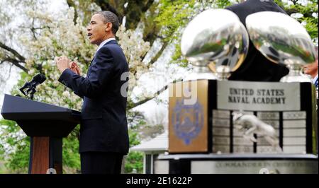 US-Präsident Barack Obama überreicht die Commander-in-Chief Trophy an die Air Force Academy Fußballmannschaft im Rosengarten im Weißen Haus in Washington, DC, USA 18. April 2011. Foto von Olivier Douliery/ABACAPRESS.COM Stockfoto