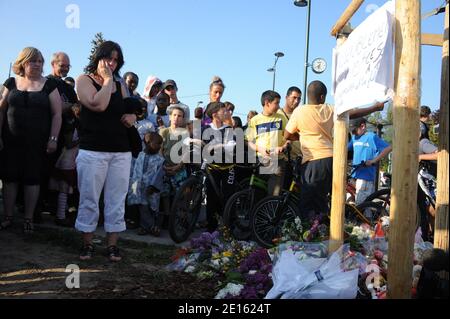 Photo de l'endroit Pry a Chelles, seine et Marne, France le 18 avril 2011 avant la marche silencieuse organizee devant l'emplacement de l'abrii de Bus ou un automobiliste a percute le 16 Avril des Gens et provque la mort de trois personnes, dont Alexandra, 28 ans, et sa fille Chaina, 2 ans, et l'oncle de l'enfant qui attendaient. Le chauffard, un homme age de 44 ans, etait en etat d'ebriete au Moment des faits et conduisait sans permis. Photo Mousse/ABACAPRESS.COM Stockfoto