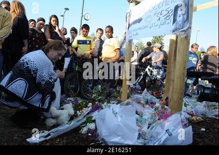 Photo de l'endroit Pry a Chelles, seine et Marne, France le 18 avril 2011 avant la marche silencieuse organizee devant l'emplacement de l'abrii de Bus ou un automobiliste a percute le 16 Avril des Gens et provque la mort de trois personnes, dont Alexandra, 28 ans, et sa fille Chaina, 2 ans, et l'oncle de l'enfant qui attendaient. Le chauffard, un homme age de 44 ans, etait en etat d'ebriete au Moment des faits et conduisait sans permis. Photo Mousse/ABACAPRESS.COM Stockfoto