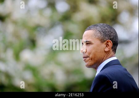 US-Präsident Barack Obama überreicht die Commander-in-Chief Trophy an die Air Force Academy Fußballmannschaft im Rosengarten im Weißen Haus in Washington, DC, USA 18. April 2011. Foto von Olivier Douliery/ABACAPRESS.COM Stockfoto