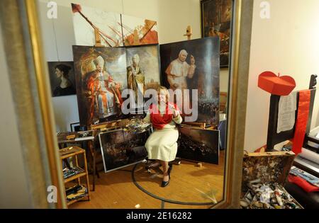 Natalia Tsarkova posiert in ihrem Workshop, der am 18,2011. April zwei Schritte von den Vatikanischen Museen in Rom, Italien, entfernt liegt. Dieser attraktive junge orthodoxe Russe war der offizielle Maler von Johannes Paul II. Johannes Paul II. Hat bei ihr einen tiefen Eindruck hinterlassen, wie er es bei so vielen gemacht hat. "Der Heilige Vater hat Wunder getan", sagte Zarkova. "Er hat Kriege gestoppt. Er änderte die Geschichte. "Für mich ist seine Seligsprechung so natürlich. Ich bin sehr glücklich." "Der Maler des Papstes zu sein, ist eine große Verantwortung, man muss viele Dinge fühlen. Vor allem muss man den Glauben spüren. Um wirklich die eigene Spiritualität zu vermitteln, müssen Sie die pers fühlen Stockfoto