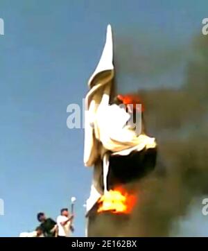 Undated Amateur Video Grab zeigt Menschen brechen eine Statue des verstorbenen syrischen Präsidenten Hafez El Assad, in Syrien im April 2011. Foto von ABACAPRESS.COM Stockfoto