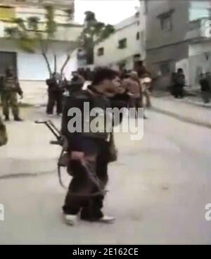 Undated Amateur Video Grab zeigt Anhänger des syrischen Präsidenten Bashar El Assad, schwer bewaffnet, Paraden irgendwo in Syrien im April 2011. Foto von ABACAPRESS.COM Stockfoto